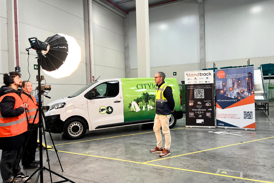 CityLogin_es's tweet photo. 🤩📣 ¡Falta poco para que podáis ver la demo del proyecto europeo #Standtrack, del que formamos parte! Conseguirá registrar la #trazabilidad completa de los bultos mediante el código único.
Os dejamos un pequeño adelanto del "making of" 😉 https://t.co/7TPUeaT59M