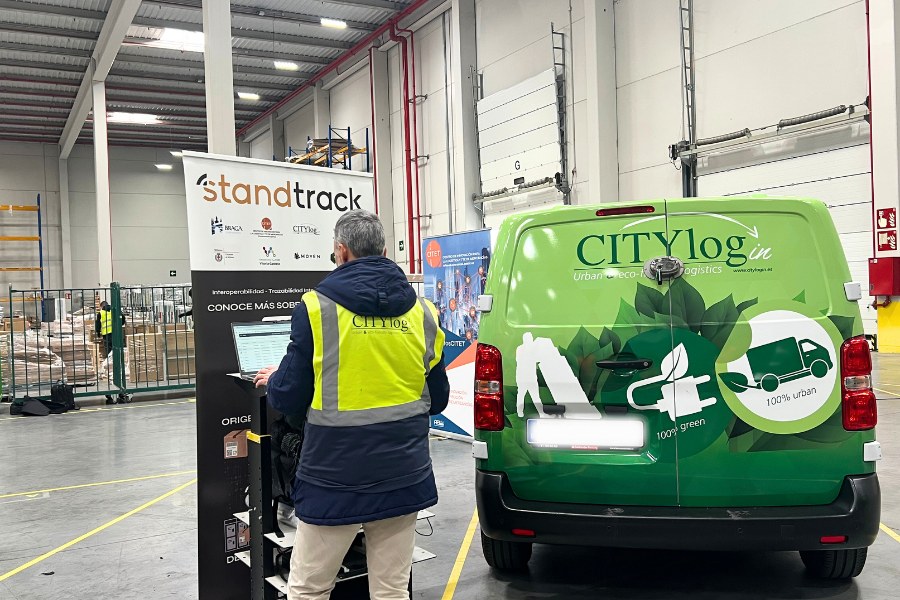 CityLogin_es's tweet photo. 🤩📣 ¡Falta poco para que podáis ver la demo del proyecto europeo #Standtrack, del que formamos parte! Conseguirá registrar la #trazabilidad completa de los bultos mediante el código único.
Os dejamos un pequeño adelanto del "making of" 😉 https://t.co/7TPUeaT59M