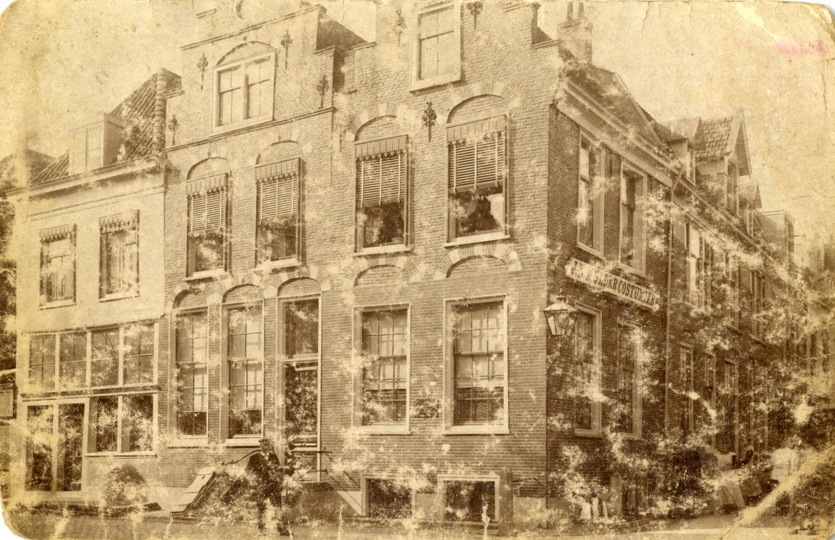 214/366 #DagelijksUtrecht - Loeff Berchmakerstraat 48-50

Dit pand huisde eind vorige eeuw nog het Historisch Kostuummuseum. Tegenwoordig is het een werk-woonhuis met schattige kat. Bekijk hier de volledige fotoserie Dagelijks #Utrecht tot nu toe coenkoppen.nl/dagelijks-utre…