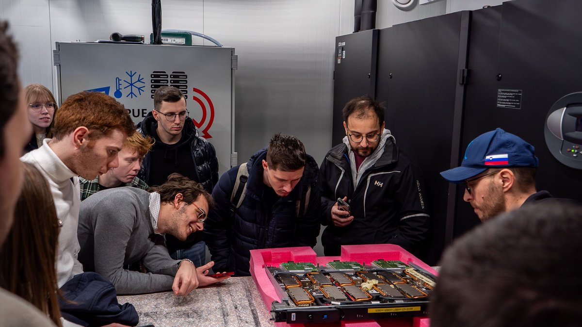 COBISSNET's tweet image. 💻 Včeraj smo v IZUM-u gostili študente Fakultete za računalništvo in informatiko Univerze v Ljubljani!👩‍💻👨‍💻
Predstavili smo jim delovanje HPC Vega, enega najmočnejših superračunalnikov v Evropi, ki so si ga lahko tudi ogledali. 

Hvala za obisk!