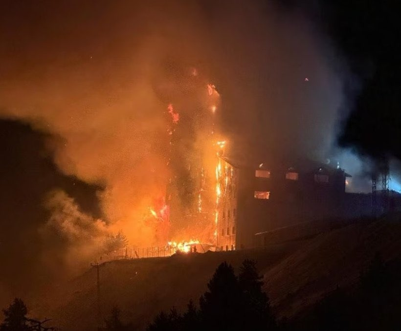 BenefitNews24's tweet image. Grand Kartal Hotel at Kartalkaya in Bolu, Turkey—where at least 10 people died and 32 were injured in a major fire—was host to 234 guests.  #TurkeyFire | #NewsUpdate |  #Visuals