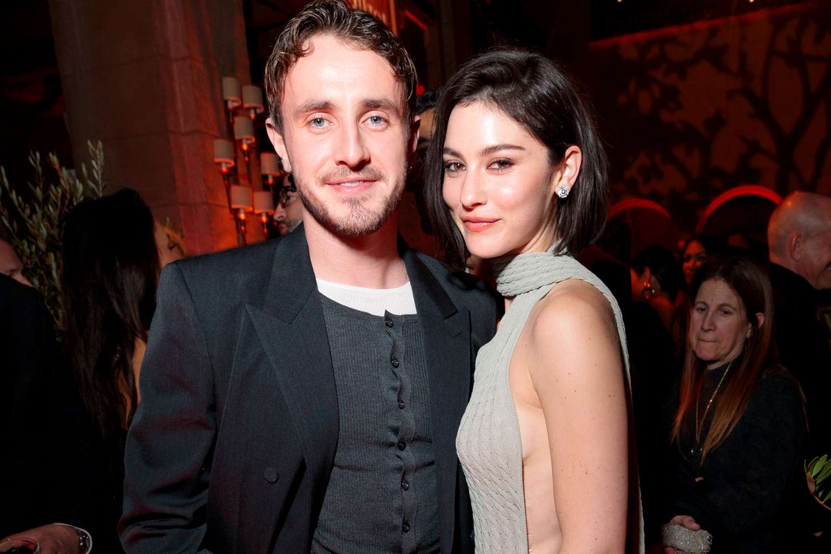 #PaulMescal 
#GracieAbrams 

💔RUPTURA💔

No sabemos si son rumores o "That's So True", pero la pareja podría haber roto tras una discusión con lágrimas en un restaurante de Londres. 

Si se confirma, podríamos tener al actor de #Gladiator en el próximo álbum de la cantante.