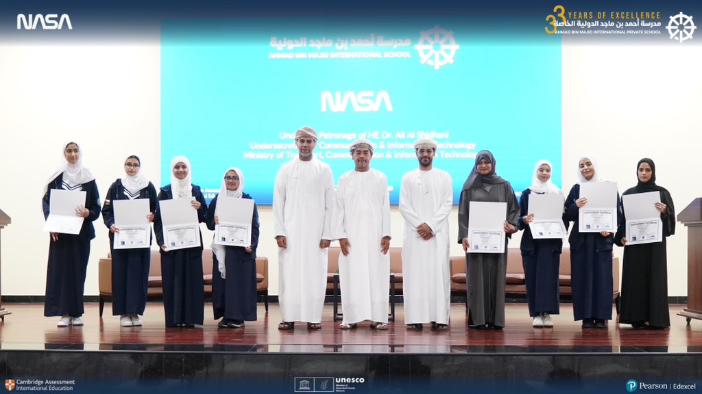 abm_oman's tweet photo. لحظات من الفخر والاعتزاز شهدناها في الحفل الختامي، حيث تم تكريم الطالبات و الموظفات المشاركات في البرنامج و نيلهم شهادات إتمام البحث العلمي المشتركة مع وكالة ناسا الفضائية.

#ABM
#أحمد_بن_ماجد
#NASA  #space #education #oman #stem #leadership https://t.co/soCuhu9kKn