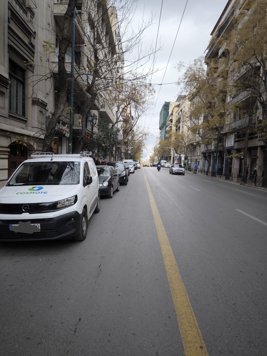 "Λίγο θα σταματήσω δεξιά με αλάρμ". Κεντρικός δρόμος ευρωπαϊκής πρωτεύουσας, Λάδι σε καμβά