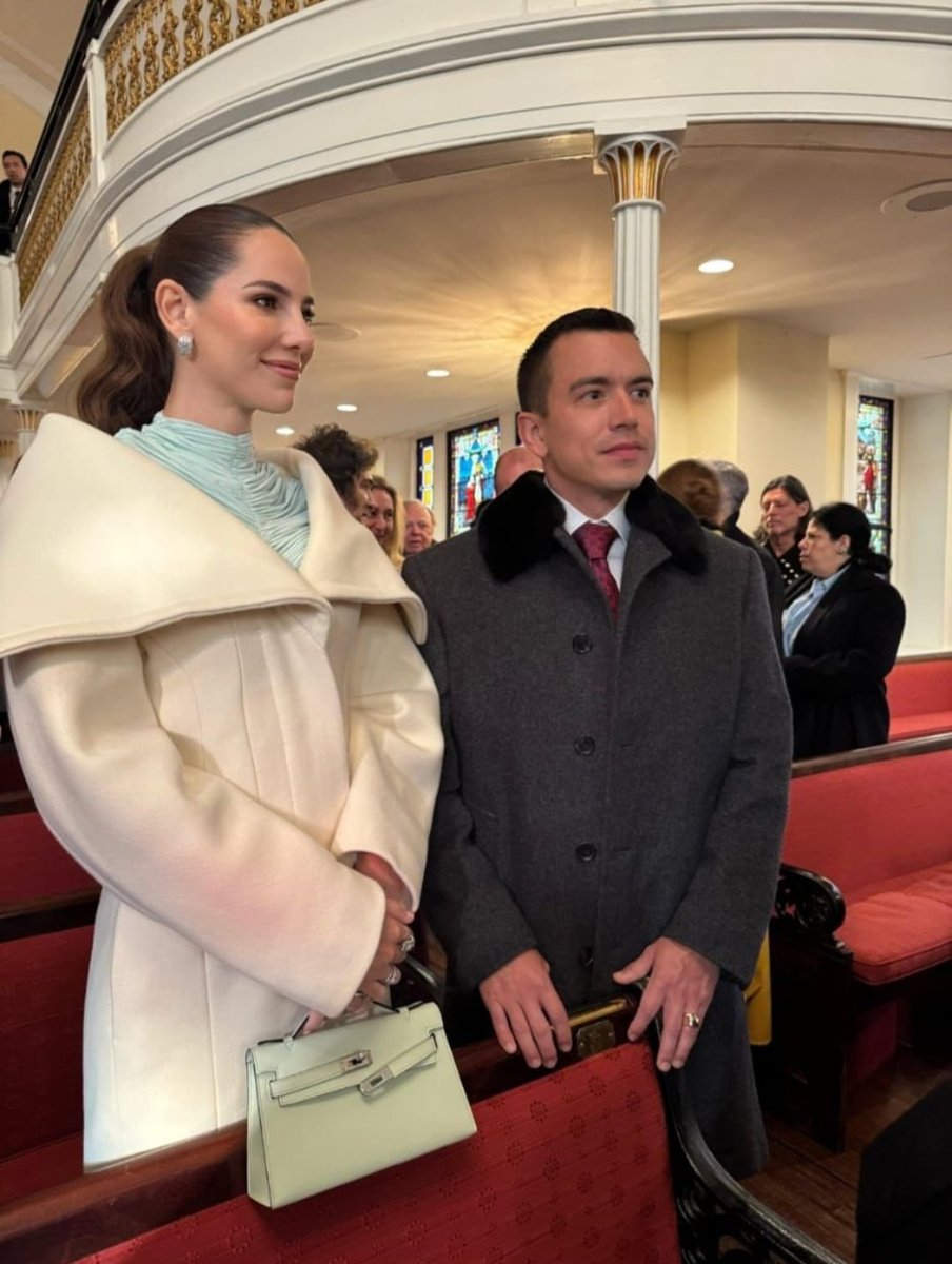 <a href="/lahistoriaec/">LaHistoria</a> <a href="/marbra2020/">Marbra</a> Linda la primera dama, es que no hay punto de comparación,  en el capitolio entran solo las primeras damas . No las damas de compañías como la M Palacios jajajaja quedo como lo que es  como puerca