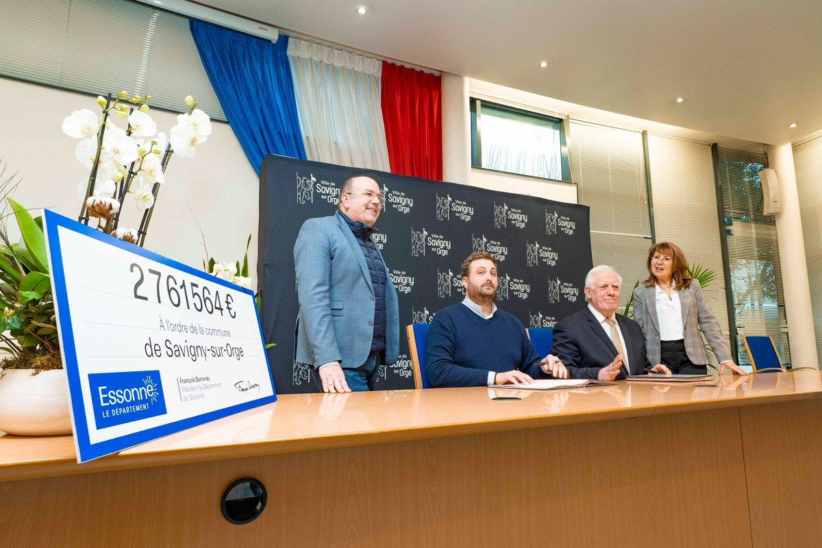 Département de l'Essonne (@cdessonne) on Twitter photo ✍️ Signatures de contrats Terre d’Avenirs : grâce au soutien du Département de l'#Essonne, de nouveaux projets concrets pour <a href="/VilledeYerres/">Yerres</a>, <a href="/longjumeau/">Ville de Longjumeau</a>, #Montlhéry et <a href="/Savigny_Off_91/">Savigny-sur-Orge</a> !
<a href="/michelbournat/">Michel Bournat</a> <a href="/oclodong/">Olivier Clodong</a> <a href="/sandrinegelot/">Sᴀɴᴅʀɪɴᴇ Gᴇʟᴏᴛ</a> <a href="/StephaneBazile/">Stéphane Bazile</a> <a href="/bvermilletpm/">Brigitte Vermillet</a> <a href="/alexisteillet/">Alexis Teillet</a> ✍️ Signatures de contrats Terre d’Avenirs : grâce au soutien du Département de l'#Essonne, de nouveaux projets concrets pour <a href="/VilledeYerres/">Yerres</a>, <a href="/longjumeau/">Ville de Longjumeau</a>, #Montlhéry et <a href="/Savigny_Off_91/">Savigny-sur-Orge</a> !
<a href="/michelbournat/">Michel Bournat</a> <a href="/oclodong/">Olivier Clodong</a> <a href="/sandrinegelot/">Sᴀɴᴅʀɪɴᴇ Gᴇʟᴏᴛ</a> <a href="/StephaneBazile/">Stéphane Bazile</a> <a href="/bvermilletpm/">Brigitte Vermillet</a> <a href="/alexisteillet/">Alexis Teillet</a>