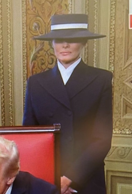Mongerman2's tweet photo. No sabía que Melania era tan fan del inspector ardilla https://t.co/VJtykzzgTR