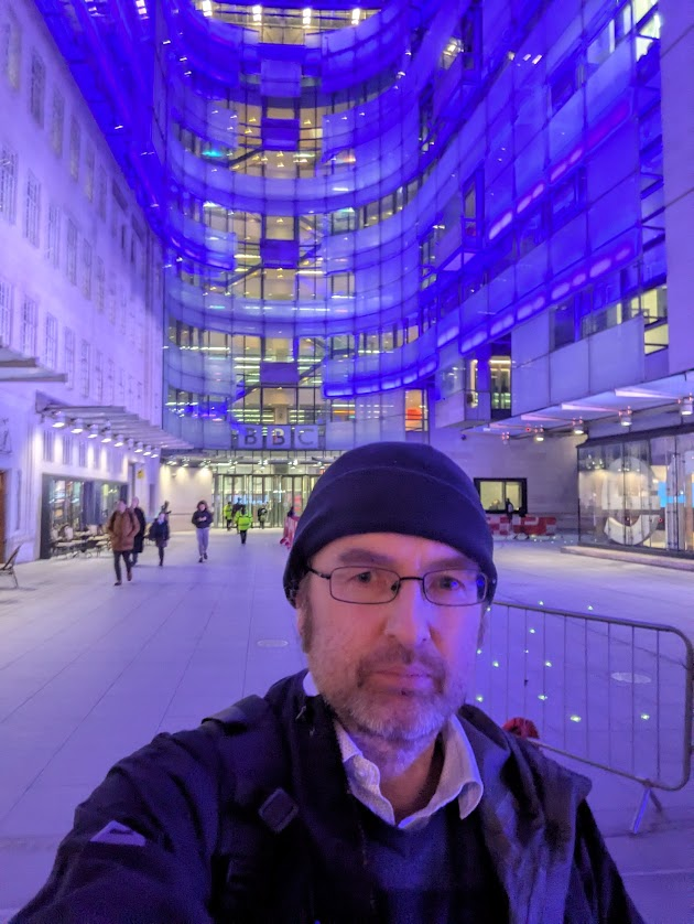 I'm on actual <a href="/BBCRadio4/">BBC Radio 4</a> right now with <a href="/JamesTGallagher/">James Gallagher</a> on Inside Health talking about colds, the immune system and how cold water swimming, oranges and microbiome do or do not influence it. 
(another terrible selfie by me after the recording)
bbc.co.uk/programmes/m00…