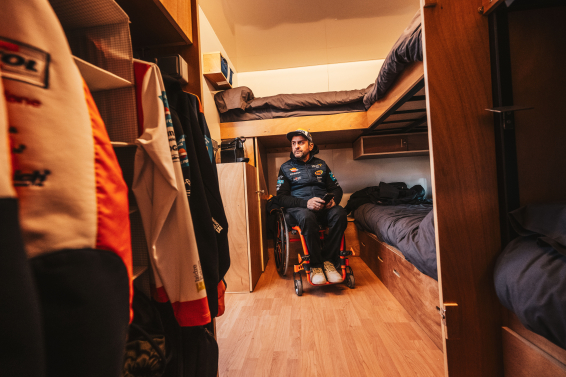 🚐🔧 Isidre Esteve en el Dakar 2025 cuenta con una caravana única: un contenedor de barco de 8 metros transformado en vivienda y taller. Esta adaptación les proporciona comodidad y funcionalidad en el exigente rally. 🏁 #Dakar2025 #Autocaravanas

🔗 s.mtrbio.com/apmvyfmzdz