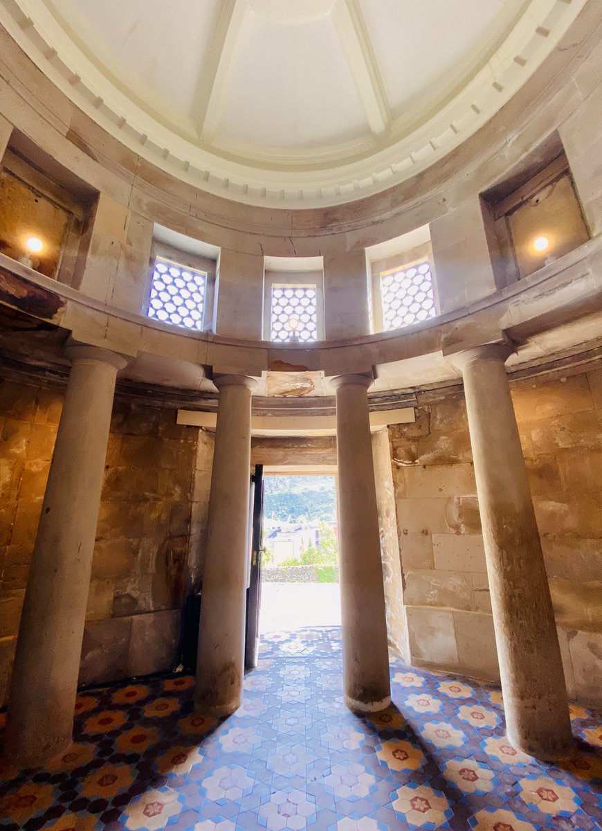 In honor of Burns Night this weekend, we’re sharing an image from inside the Burns Monument!

It’s also a stop along our India and Edinburgh: The New Town tour: curiousedinburgh.org/india-and-edin…

#edinburgh #scotland #walkingtours