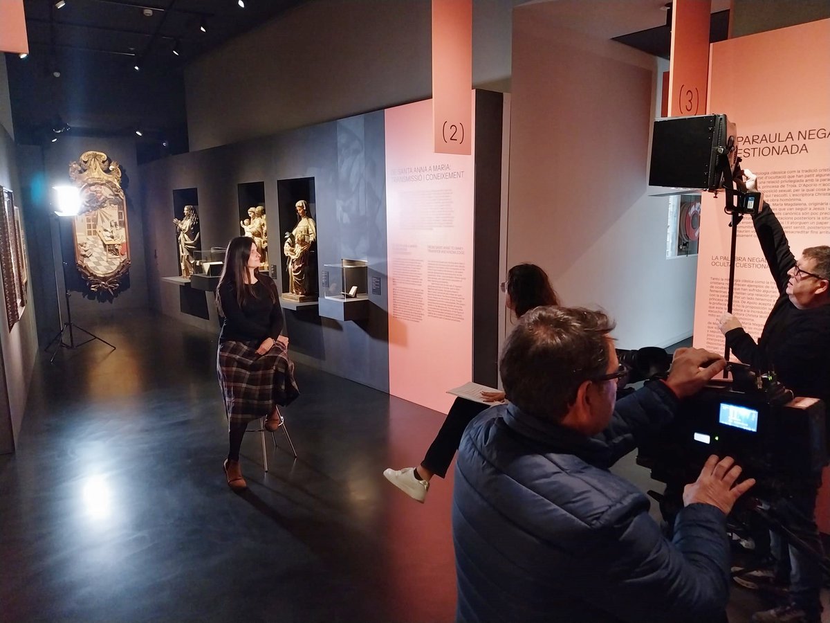 Museu Frederic Marès (@museufmares) on Twitter photo 🎥Avui ens visiten els programes <a href="/Culturas2_tve/">Culturas 2</a> i <a href="/PuntsdeVista/">Punts de Vista</a> per entrevistar a <a href="/mgargante/">Maria Garganté</a>, comissària de 'Dones de paraula'.
🗨️Vol fer visible l’ocultació i el descrèdit que ha patit la paraula femenina des de la història, la literatura i els relats bíblics o mitològics 🎥Avui ens visiten els programes <a href="/Culturas2_tve/">Culturas 2</a> i <a href="/PuntsdeVista/">Punts de Vista</a> per entrevistar a <a href="/mgargante/">Maria Garganté</a>, comissària de 'Dones de paraula'.
🗨️Vol fer visible l’ocultació i el descrèdit que ha patit la paraula femenina des de la història, la literatura i els relats bíblics o mitològics