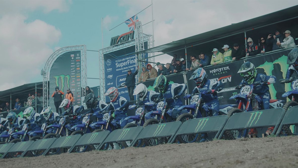 yamaha_bike's tweet photo. ドキュメンタリームービー #MovingYou
最新作「トリップ・オブ・ア・ライフタイム」を公開
https://t.co/JrXqmDNbbA
世界中のヤマハ発動機グループで展開される、モータースポーツライフの支援プログラム「bLU cRU(ブルークルー)」。その一環として、各国の #bLUcRU ライダーたちが集う華やかな国際大会が、伝統の国別対抗戦Motocross of Nationsの会場で開かれました。
アメリカを代表し、夢の舞台のスターティンググリッドに #YZ を並べた子どもたち。その姿を静かに見守るジェニファー・デイビーさんの視線を追いました。