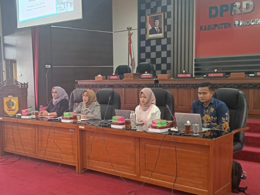 dprd_wonogiri's tweet photo. Focus Group Discussion (FGD) I Komisi IV DPRD Kab. Wonogiri dalam rangka Kajian tentang Indikator Kemiskinan yang Menyebabkan Permasalahan Sosial dan Pencegahannya, Kamis 16 Januari 2025. https://t.co/t6il3PVbkh
