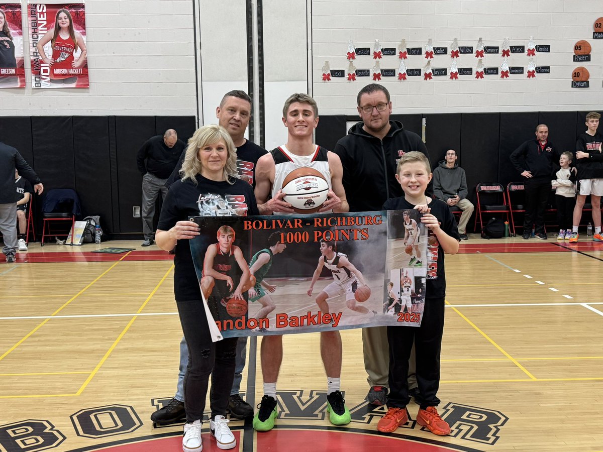 Out of the 12 points scored thus far, 10 of them belong to Barkley - who needed that exact amount to become the newest entrant into B-R’s 1,000-point club, as he officially joins his former long-time teammate, Aydin Sisson.
The Wolverines lead it, 15-8 after one. #SectionV