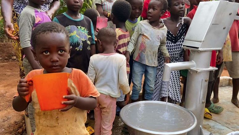 DMR830's tweet photo. @IngLivingWaters Omafeley-Odumase, Ghana, a beautiful mountain village where farmers and traders live, is blessed with a well. They no longer walk 2 miles for clean water. Share what a gift these groups have given. @IngLivingWaters  @hope_for_ghana_  https://t.co/S12nl79W1I https://t.co/ArX6JLcTx8