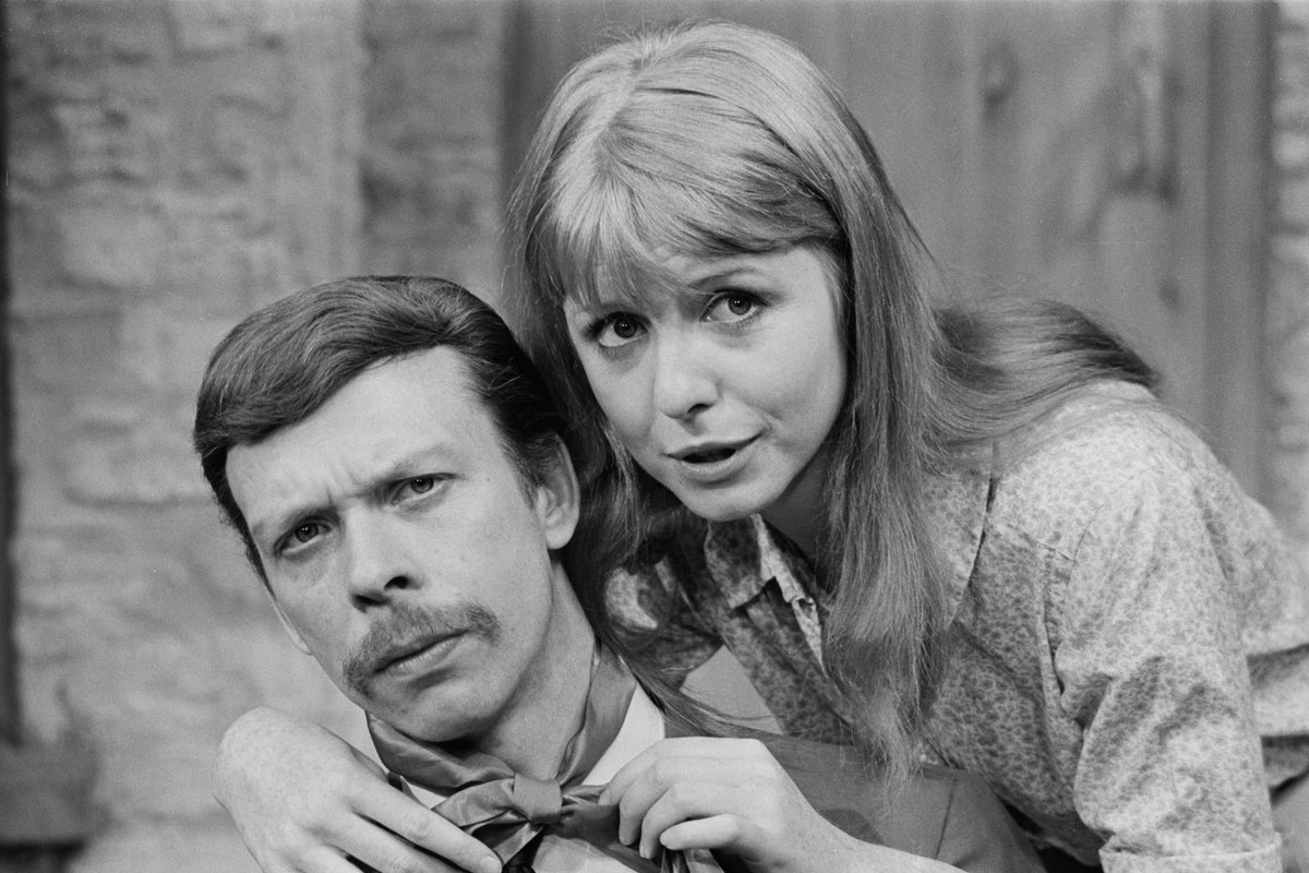 GenTVquadrata's tweet photo. Brian Murphy
Scomparso a 92 anni domenica #2febbraio

Noto per interpretazione di George Roper in "George e Mildred" e prima in "un uomo in casa", Sitcom brittaniche anni 70
Personaggio ripreso in "3 cuori in affitto" Stanley Roper, sitcom americana

25.9.1932-2.2.2025
#RipTV🌾 https://t.co/CYfe0TxGU8