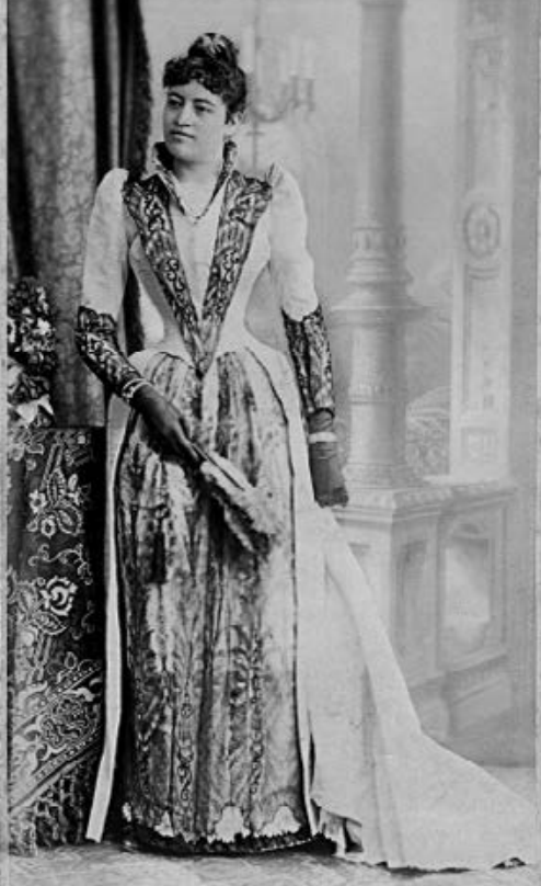 INEHRM's tweet photo. #Sabiasque

Margarita Chorné y Salazar (1864-1962) fue la primera mujer en México en obtener el título de dentista en 1886, desafiando las restricciones de su época. Su examen causó gran impacto y, en 1908, la embajada de Francia reconoció su labor pionera con una medalla. https://t.co/nhAOQa6lCc