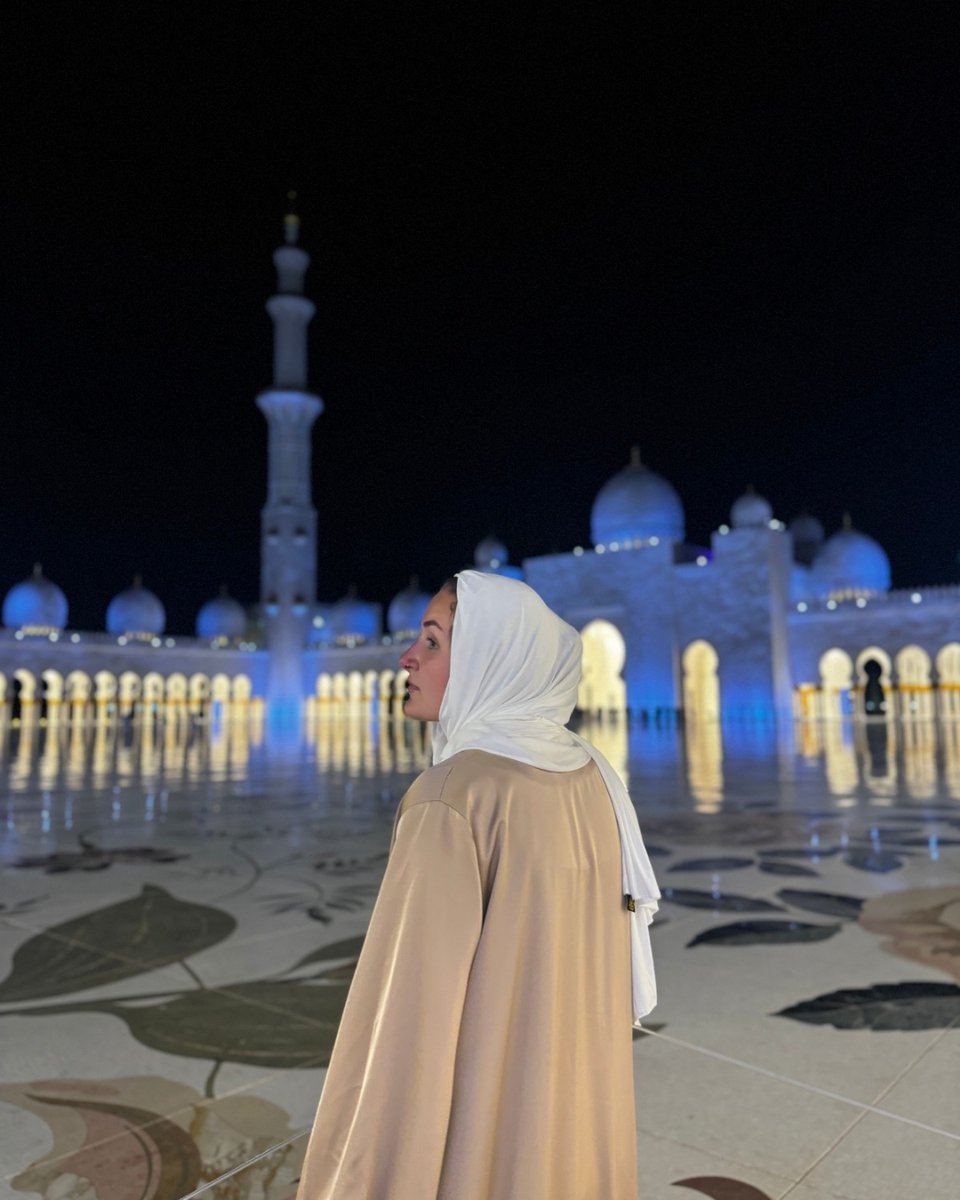 GoCorps's tweet image. "To visit one of the largest mosques, we got out our dresses, abayas, and hijabs. Women must wear long, loose clothing and cover their hair inside, and there are typically separate men's and women's sides. Middle East, July 2024" -Fiona, Class of 2023, Business Track