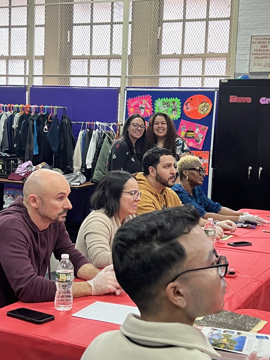 TheraErickson's tweet image. PS75 Teacher Team Building with a taste of veggie 🥗 sushi!  #LearningCommunity #TeamBuilding #HealthyChoices