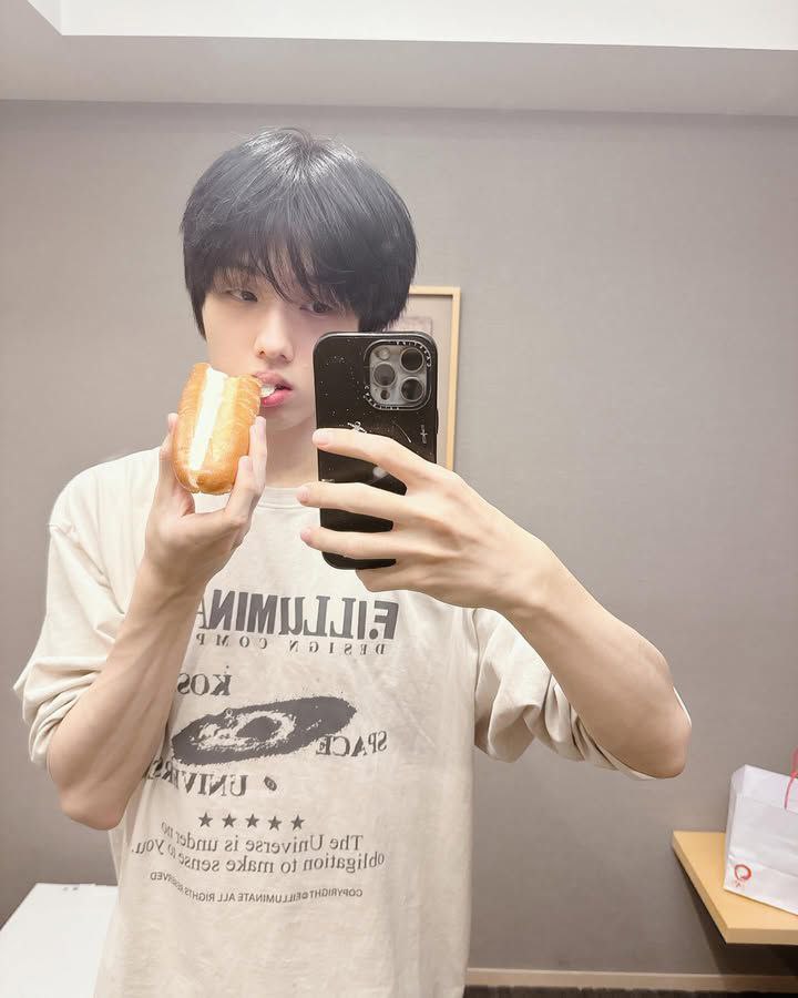 Alwuln's tweet photo. happy level up mini pokkieee, bangga banget pencapaian kmu di tahun sebelumnya kamu udah berjuang semaksimal kamu jie, keren banget pokoknya pacarku ini. aku bakal dukung kamu terus dari belakang apapun masalahnya asteroids bakal tetep dukung kamu hihi, happy birthday #JISUNG https://t.co/4UYEz1KGzD