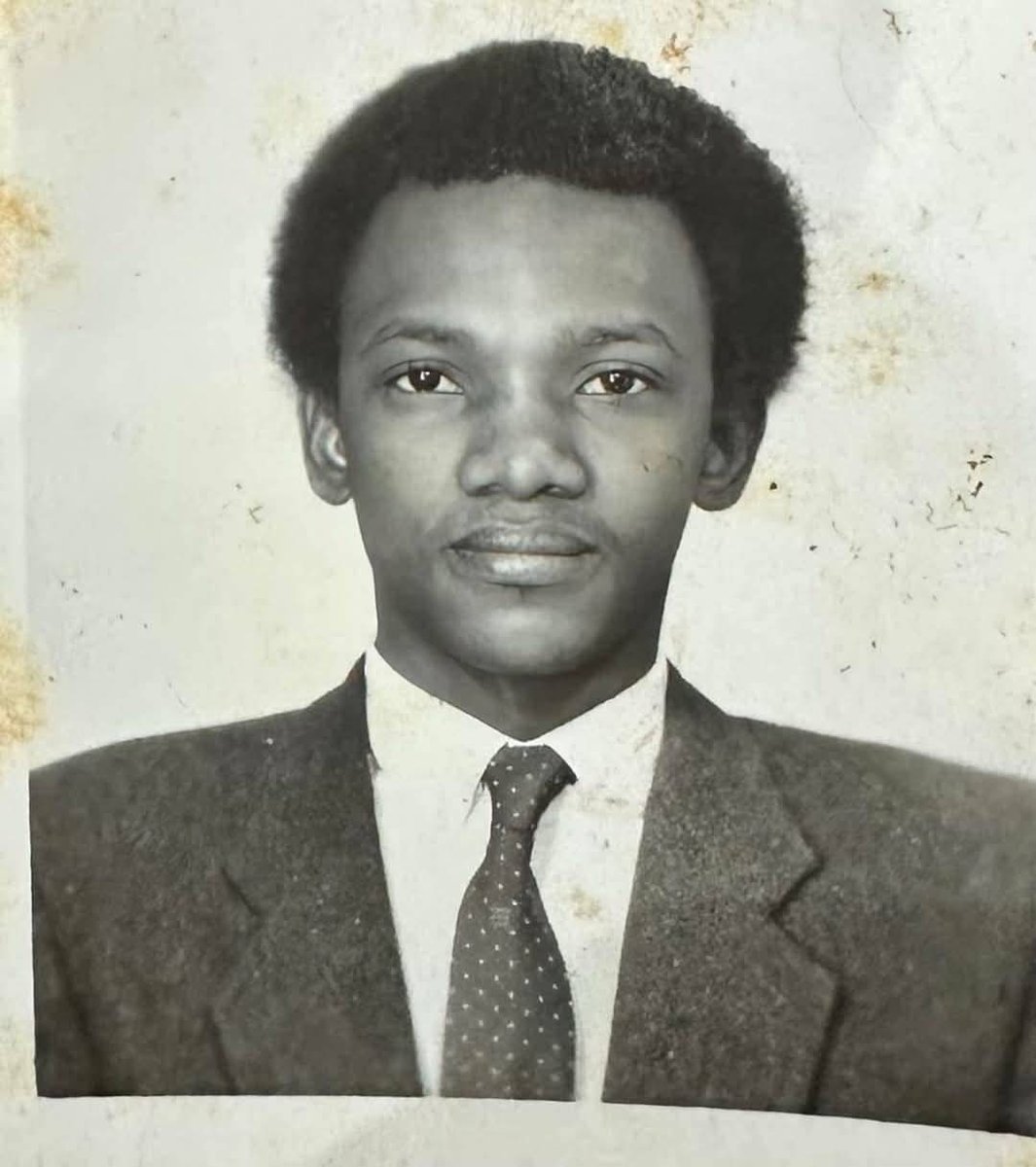 DelphineSankara's tweet image. 🔴Mali🇲🇱/L'ancien Premier Ministre @ChoguelKMaiga. 

Depuis ses 25- 26 ans, il dirigeait déjà à #Moscou (Russie🇷🇺) tous les étudiants ÉTRANGERS de toutes les nationalités et de tous les CONTINENT. 

Être meneur d’hommes ne vient pas par hasard mais avec le sang froid,
1/2