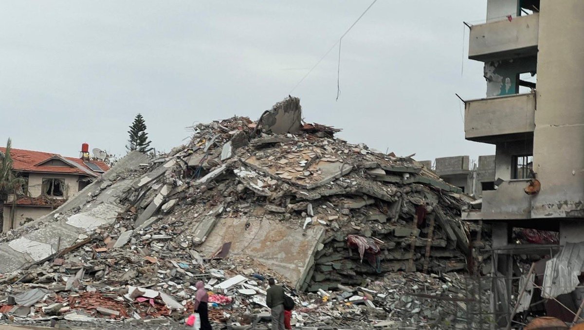 TOliveFern's tweet photo. Amani Muhammad is a third-year medical student in Gaza who lost her family’s home. Please help them to rebuild 🙏

https://t.co/BcoWK9lDKJ https://t.co/hSaA0gThoO