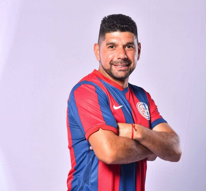 porqueTTarg's tweet photo. "Nestor Ortigoza": 

Porque el ex jugador de San Lorenzo se puso de novio con la ex de Maradona, Rocio Oliva. https://t.co/VoCYbA7V1U