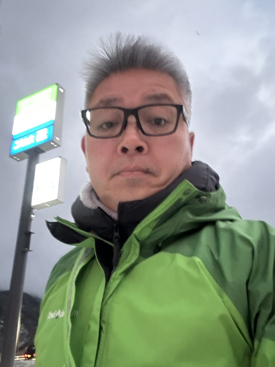 kuma_3_net's tweet photo. 今日の朝活は、ファミリーマート阿蘇長陽店前交差点で行いました！
生憎の雪でしたが、多くの方に朝のご挨拶ができました。
#朝活
#南阿蘇村
#生まれてよかった
#住んでよかった
#ずーっと住み続けられる村づくり
#工藤まさみ
#おはようございます
#ありがとうございます https://t.co/0mTW1S4ENb