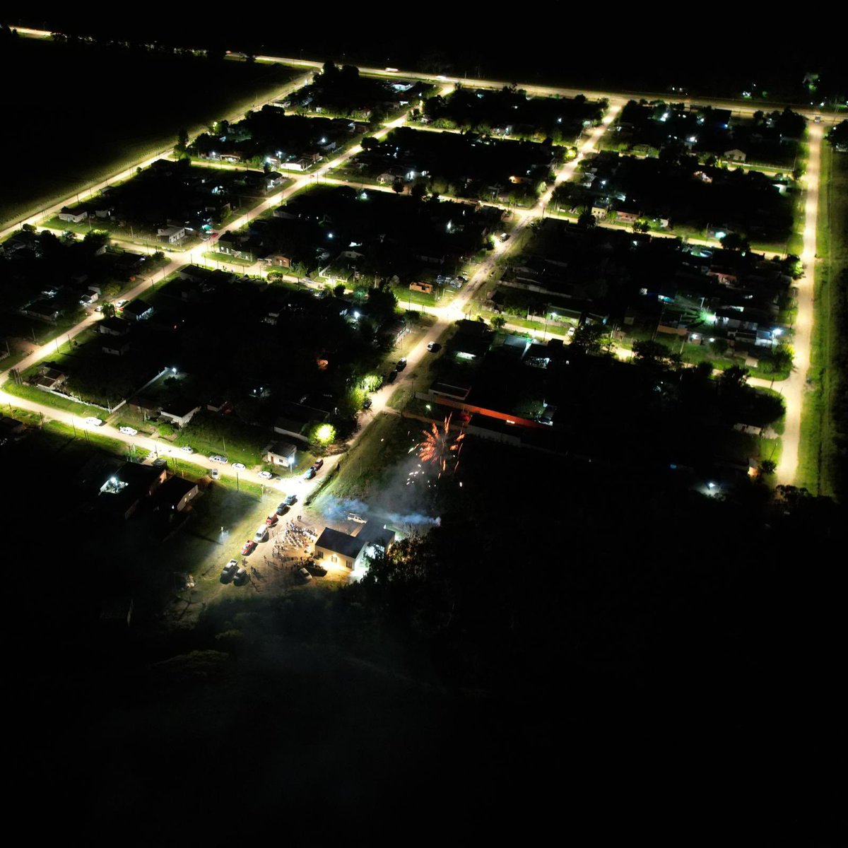 jose_yurramendi's tweet photo. LÓPEZ BENÍTEZ AVANZA.           
60 luminarias mas en el Municipio de Bañado Medina, esta vez en Barrio López Benítez. Felicitaciones a los vecinos , al Alcalde Daniel Segade y al Concejo que esta noche también rindieron cuentas por los avances significativos que han logrado. https://t.co/yDVq8f3q03
