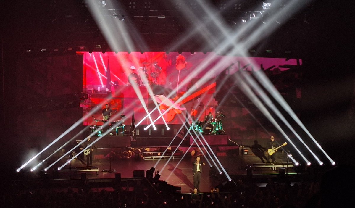 Awesome show, awesome energy. Lets also have some love for the crew! That lightshow and video was 🔥😍

<a href="/paparoach/">Papa Roach</a>