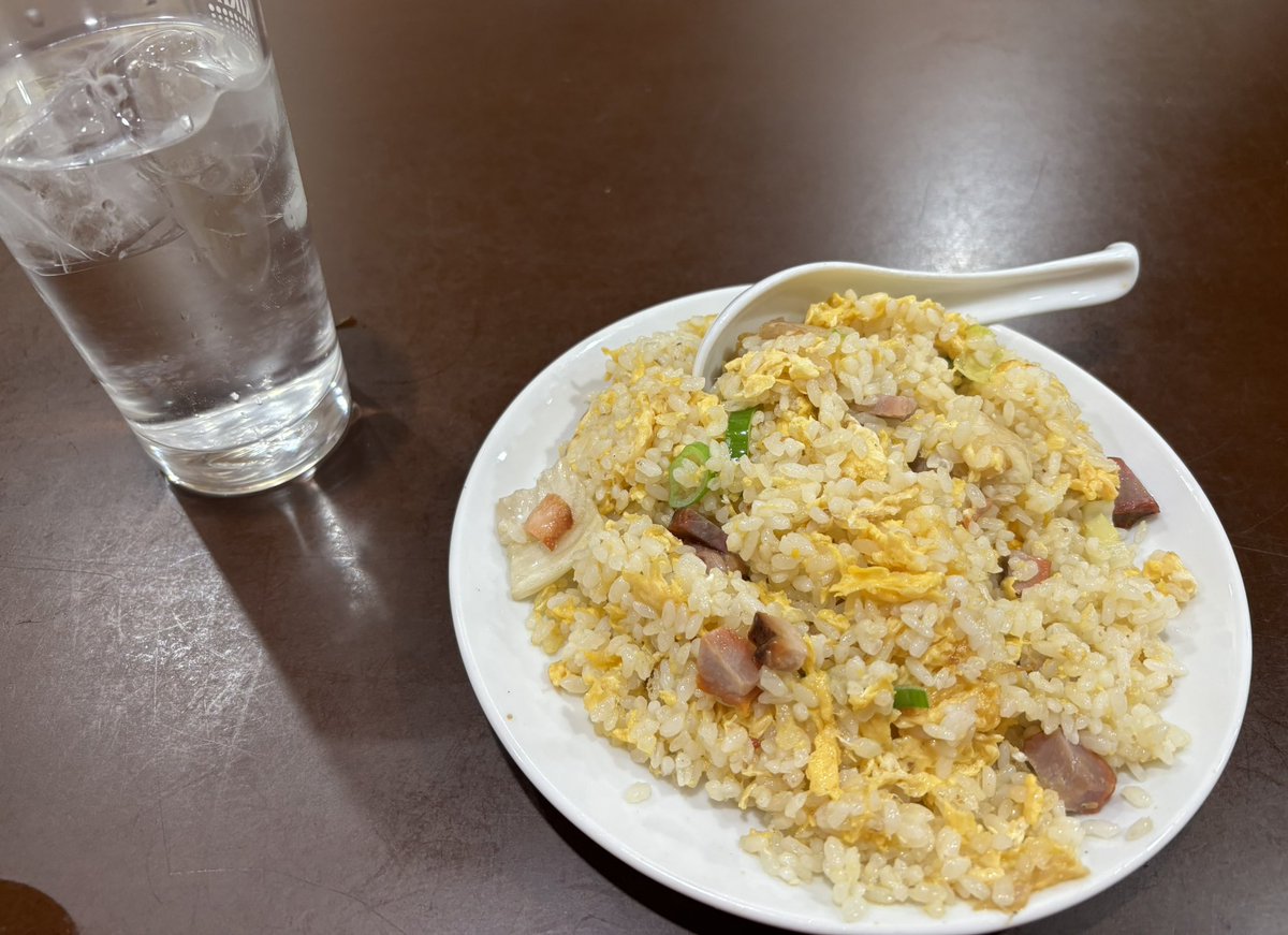 konie060's tweet photo. 「萬福酒楼」さんの選べる麺+飯セット¥850🍜選んだのは麻辣刀削麺、麺もスープも美味しい。予想以上の量の炒飯が食べきれず聞いてみたら快く持ち帰りにしてくれました。満腹・満福なお店でした☺️#藤沢グルメ https://t.co/Gen2zREyca
