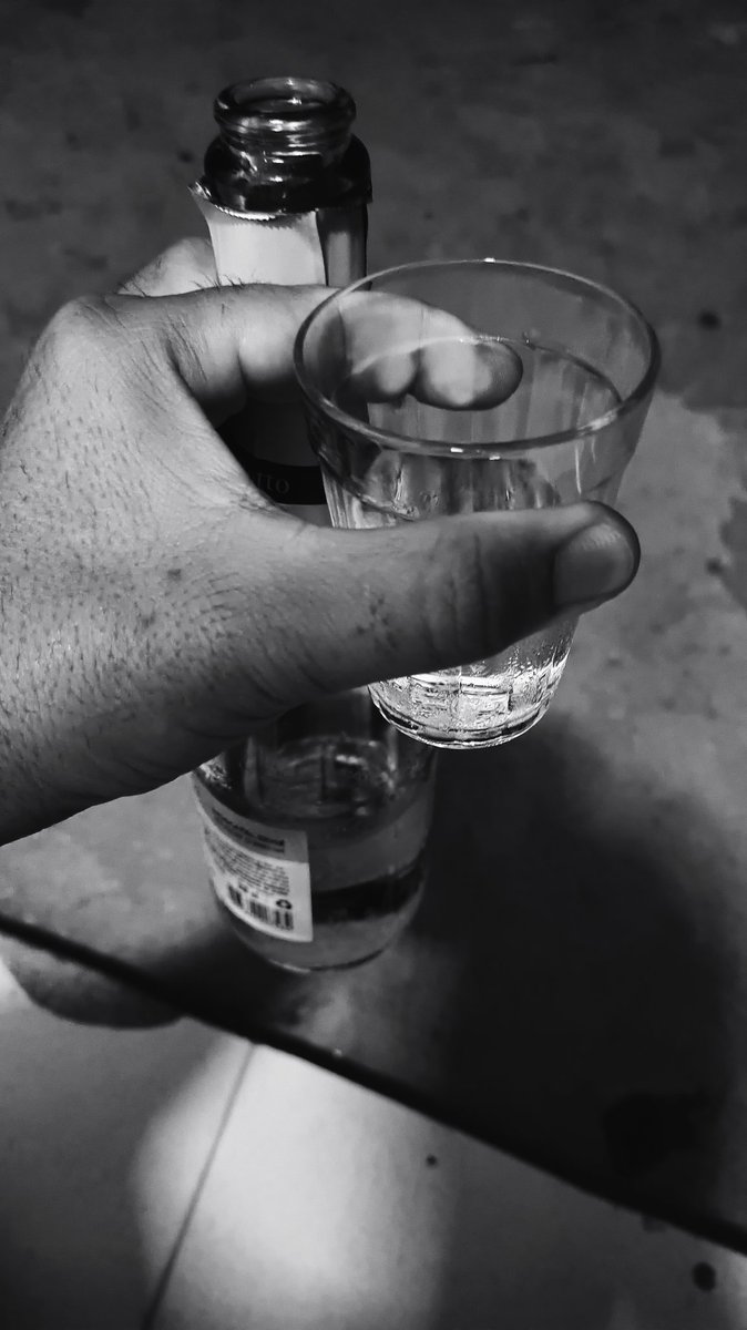 iakulo's tweet photo. Um espumante e um copo americano, duas misturas que ao olhar são incompatíveis, mas o que vale é o momento. https://t.co/SWbsTG9F5F