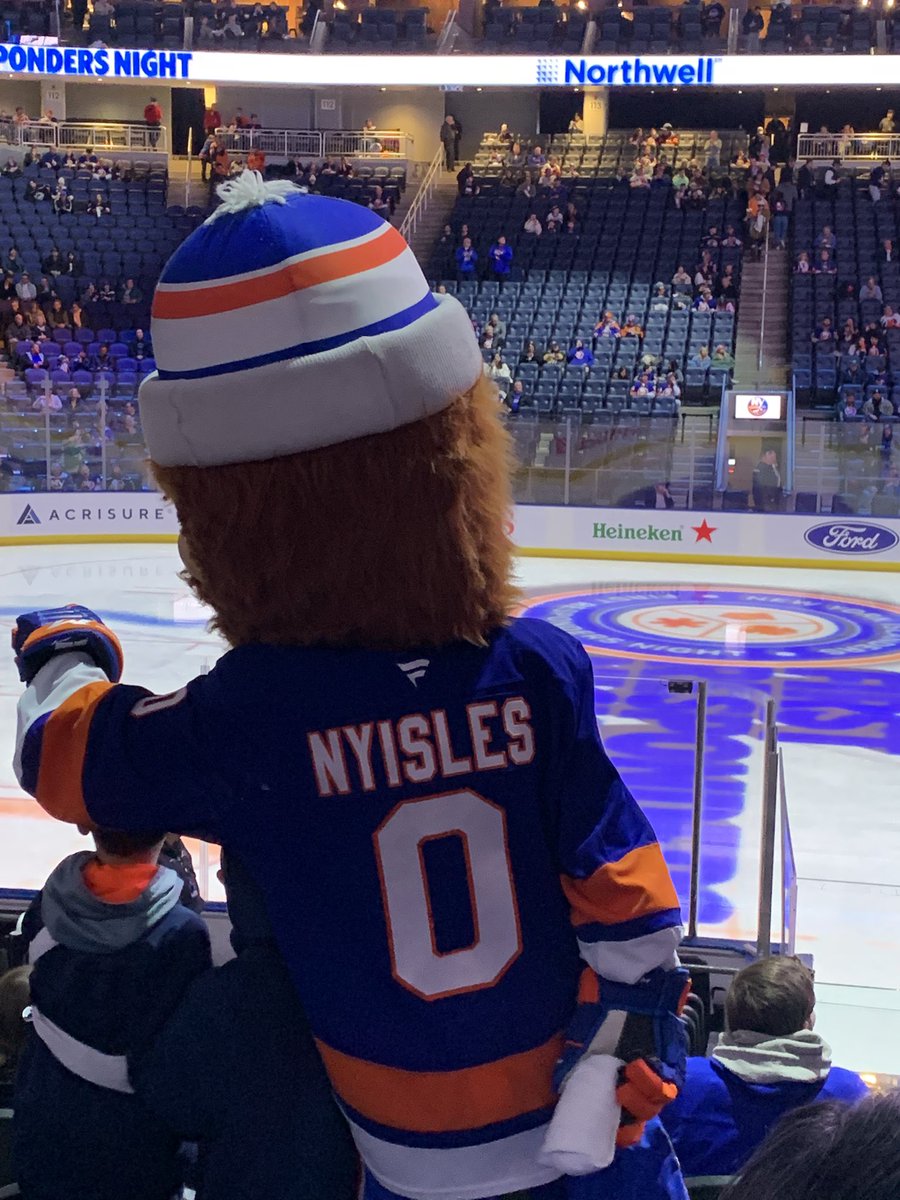 dbetberg's tweet image. This guy with his big head and hat is blocking my view #isles #nyisles 🤣🤣