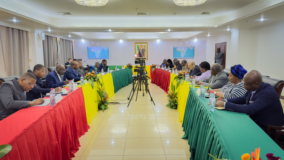 CooperationCG's tweet photo. Les ministres Denis @ChristelSassou Nguesso, Emile Ouosso et Juste Désiré Mondelé ont eu, ce 04 février à #Brazzaville, une séance de travail avec les élus du département de la Likouala au cours de laquelle la société #BBoxx a présenté une solution qui pourrait s’avérer salutaire pour de nombreux ménages qui n'ont pas accès à l'électricité dans l'hinterland.  

La solution proposée est un kit solaire autonome, très facile à installer, capable d'alimenter de façon continue les ampoules, une télévision, une radio et d'autres équipements électroniques de puissance équivalente. Le gouvernement est actuellement en discussion avec Bboxx, qui propose de mettre ces kits à disposition de 10.000 ménages dans les localités reculées de la Likouala, dans le cadre d’une phase pilote, avant de s'étendre dans d'autres localités reculées des quatre coins du pays, si les expérimentations sont concluantes. 

La phase pilote consistera à déployer 9.000 kits solaires par ménage, permettant d’avoir de la lumière, une radio, ainsi que la possibilité de recharger un téléphone mobile ou un appareil équivalent, pour un coût de 1.000 francs CFA par mois, par menage. Par ailleurs, 1.000 kits supplémentaires permettront d’accéder à la lumière, à une radio, à une télévision ainsi qu’à la recharge de téléphone mobile ou d’un appareil similaire pour un coût mensuel de 5.000 francs CFA.

La séance de travail avait pour objet de réfléchir à la délimitation d'un réseau de distribution de ces différents kits à travers la carte du département ciblé. Cette phase pilote permettra par la suite d’ouvrir des discussions avec les partenaires multilatéraux qui financent déjà ce type de projet, notamment en RDC, au Bénin ou au Togo, afin de poursuivre le financement et le déploiement de ce projet sur l’ensemble du territoire.