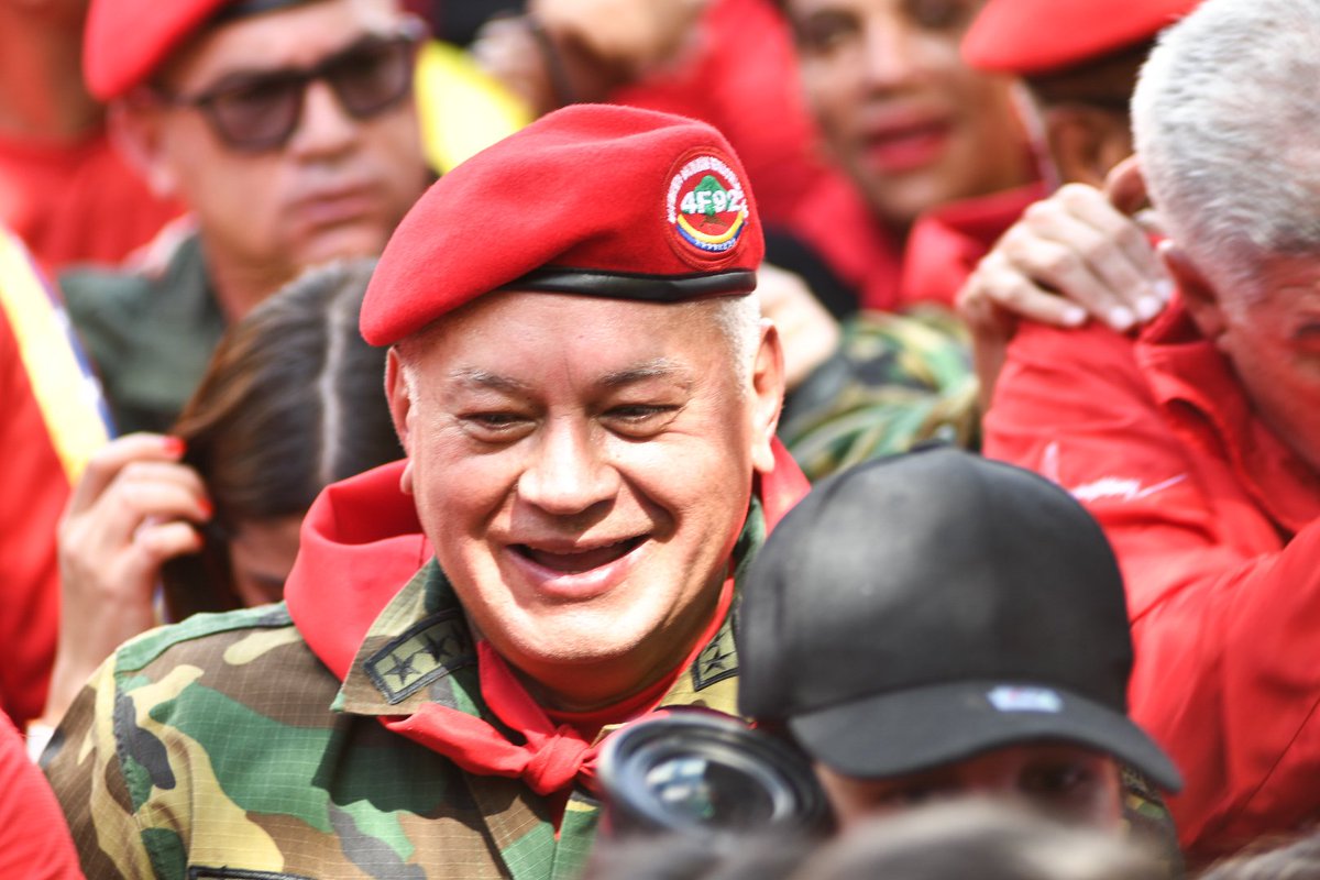 PartidoPSUV's tweet photo. Los venezolanos se movilizan con amor y paz para conmemorar el día de la dignidad y rebeldía ❤️🇻🇪 https://t.co/ZnJUQQABGx