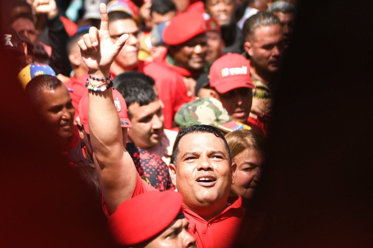 PartidoPSUV's tweet photo. Los venezolanos se movilizan con amor y paz para conmemorar el día de la dignidad y rebeldía ❤️🇻🇪 https://t.co/ZnJUQQABGx
