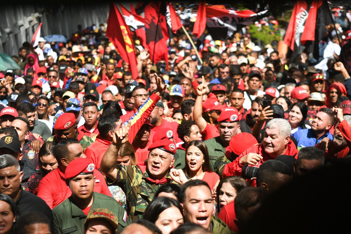 Los venezolanos se movilizan con amor y paz para conmemorar el día de la dignidad y rebeldía ❤️🇻🇪