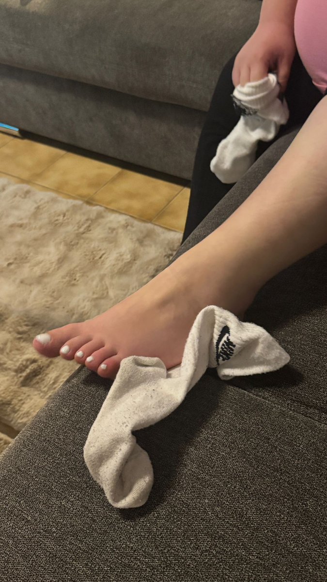 Ab unter meine füße  du loser ! 

#feetِ #feetsub #Findom #findom4feet #Femdom #zahlsau #zahlsklave #paypig #zahltrottel #geldherrin #moneydom