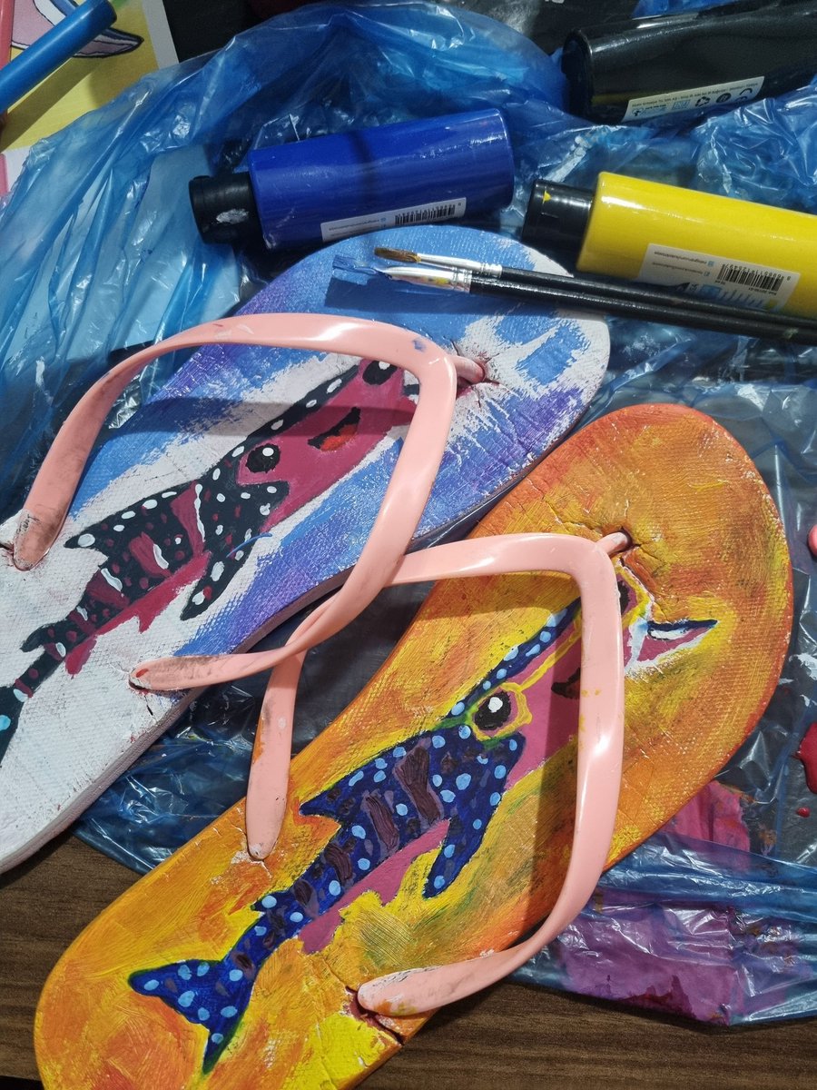 dorapies's tweet photo. #WWSArtContest
Wandering Whalesharks in where they belong, oceans 🌊

I painted my favorite flip flops for @WhaleSharkNFTs and took them to the beach, they're having fun. I love it so much, I hope you like it 🎨 💙 @union_build

0__________0 

More pictures in comments 🐋🦈 https://t.co/bACyhHiPLE