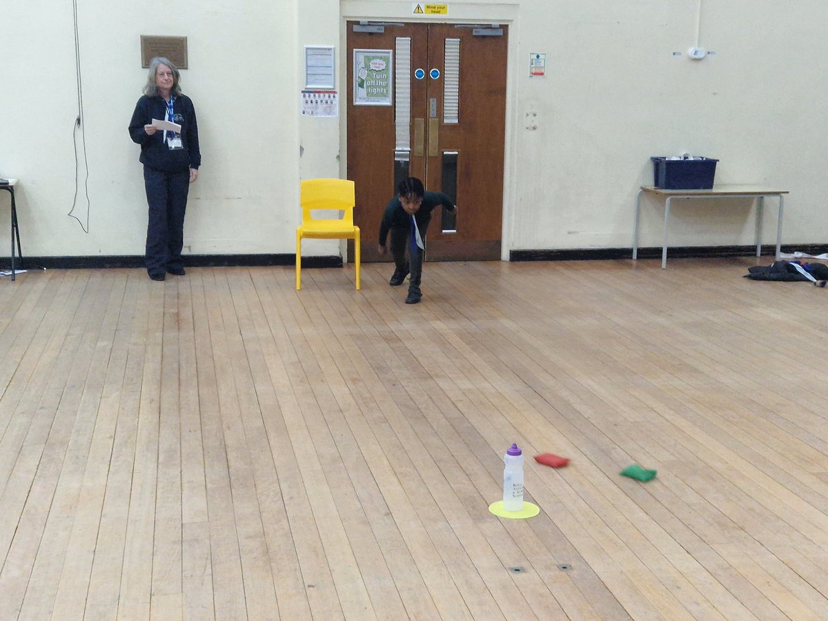 8thReigate's tweet image. Lots of games tonight and some newly invested Cubs! @RAACoCurriculum @RAASchoolGatton @surreyscouts @ReigateScouts