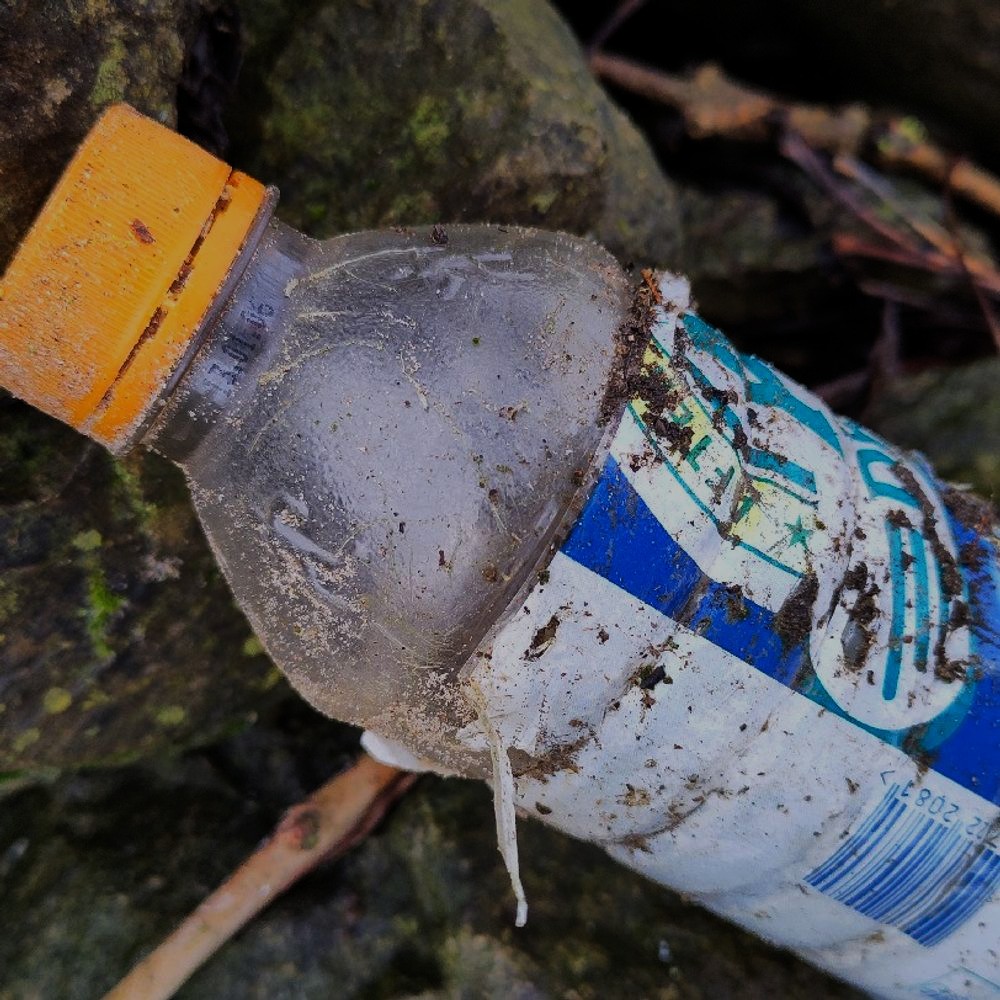 Lekjutter's tweet photo. Vandaag gejutte zaken: stapelplaat, Witte Kat batterijhuls (60 - 50 jaar oud), Flesje AAdrink THT 13.01.06 en #Vivil wikkel die hoogstwaarschijnlijk uit Duitsland is aan komen drijven.
@SchoneRivieren #plasticvrijerivieren https://t.co/u0eLtK6CLK
