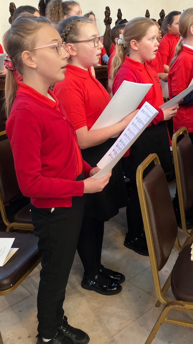 Maybury_School's tweet photo. Last Thursday a group of our children had the privilege of singing at Lord John Prescott’s funeral. They joined in voice with other children from across the city to perform so beautifully as @ChoralHull choir. We are very proud. @HumberEdTrust @HullMusicHub https://t.co/X7NtMzsekS