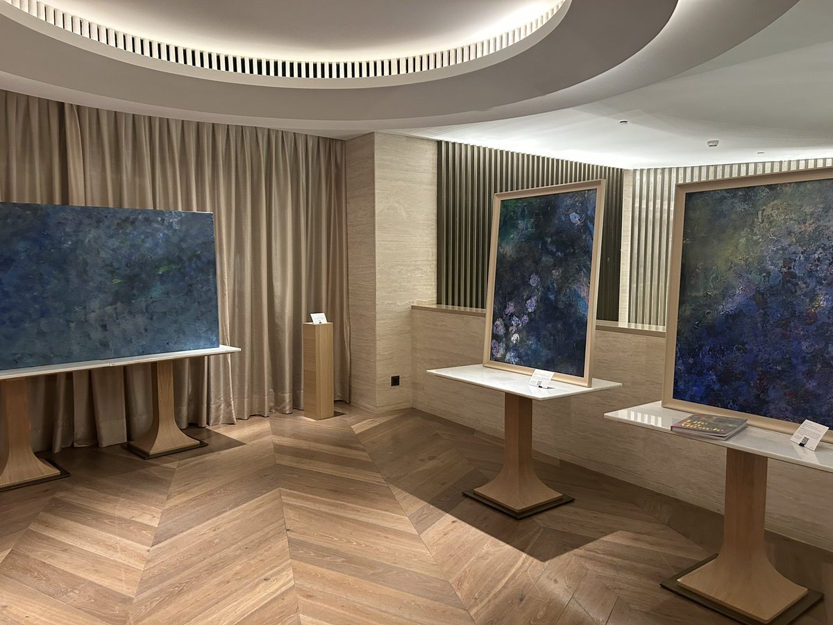 سُعدت بحضور حفل افتتاح معرض الفنانة الأردنية التجريدية عايدة مراد <a href="/Aidamurad/">Aida Murad</a> والذي ضم مجموعة جميلة من اللوحات الفنية، والمقام في فندق سانت ريجيس في #الرياض. موهبة وعزيمة وقصة نجاح، ولوحات فنية تجريدية جميلة ملفتة للأنظار، نالت إعجاب زوار المعرض. وأبارك للفنانة عايدة مراد اصدار