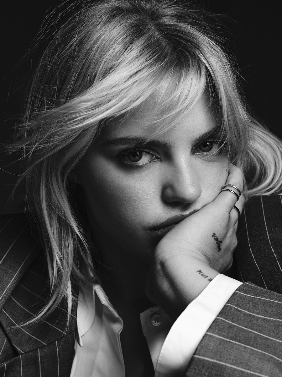 youngexwives's tweet photo. new face of L’ORREAL and yes the L is for lesbian https://t.co/3ht3zZStEb