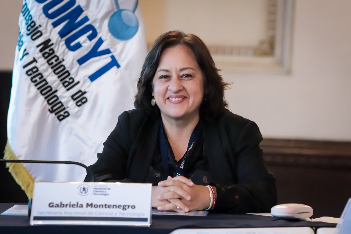 senacytgt's tweet photo. La vicepresidenta de la República, @KarinHerreraVP, presidió la primera reunión ordinaria de 2025 del Consejo Nacional de Ciencia y Tecnología #Concyt.
Durante el encuentro, el equipo de la Senacyt, encabezado por Gabriela Montenegro y Enrique Pazos, presentó un informe sobre las actividades realizadas en 2024. Además, se aprobó la agenda de trabajo para este año, que contempla nuevos proyectos de cooperación, el fortalecimiento del #Sincyt y el impulso a investigaciones científicas y tecnológicas en el país.
Gabriela Montenegro, secretaria Nacional de Ciencia y Tecnología, reafirmó el compromiso de la Senacyt de seguir promoviendo el desarrollo de la ciencia y la tecnología en 2025, con el objetivo de generar beneficios para la población guatemalteca.
@ViceGuatemala