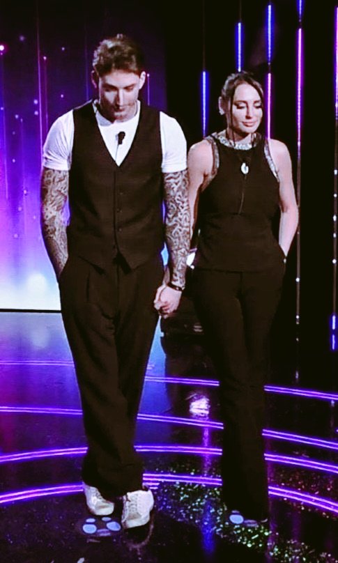 Piero35620315's tweet photo. Nello stesso momento la stessa posizione.
#stopcensuratommavi
#grandefratello
#tommavi
#residenza https://t.co/VHDTjTA0OK