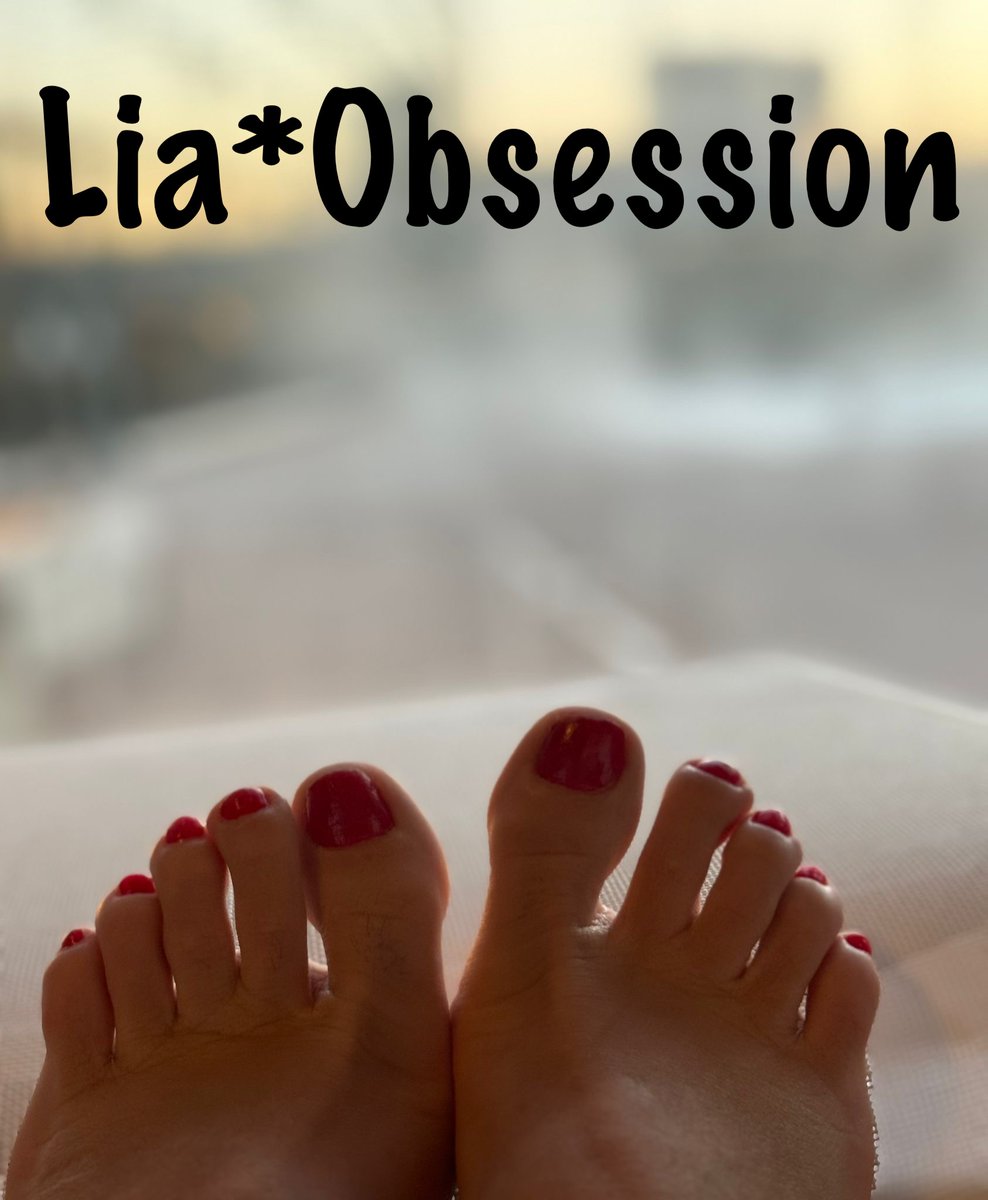 LiaObsession's tweet photo. "Un instant de pure sensualité... Ces pieds magnifiquement soignés et cette lumière douce créent une ambiance irrésistible. 😘✨ L'élégance dans chaque détail... #LiaObsession" https://t.co/AoRHw2zcg4