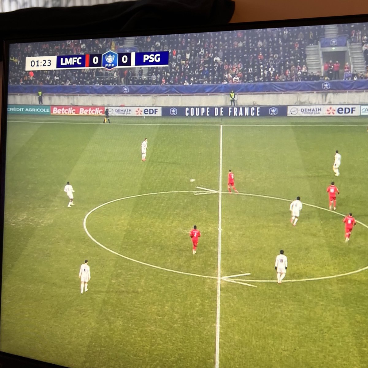 Je collabore sur le match PSG/Le Mans avec @energiedufoot pour parler de l’opération #DemainFootballClub visant à dessiner le rond central avec les 2 flèches. L’objectif c’est d’engager le football français dans la transition énergétique en motivant des actes écologiques simples.