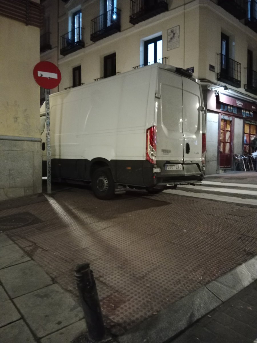 olmo_kahlo's tweet photo. La esquina, aceras y pasos de cebra propiedad de los transportistas,en un calle Escolar de Madrid. Calle Olmo 25 con Ave María. 
@Lineamadrid 
@AlmeidaPP_ 
@AMovilidadMad 
@policiademadrid 
@ppcentro 
@JMDCentro 
@telemadrid 
@sextaNoticias 
@informativost5 
@A3Noticias https://t.co/8Wv9uaO4Vz
