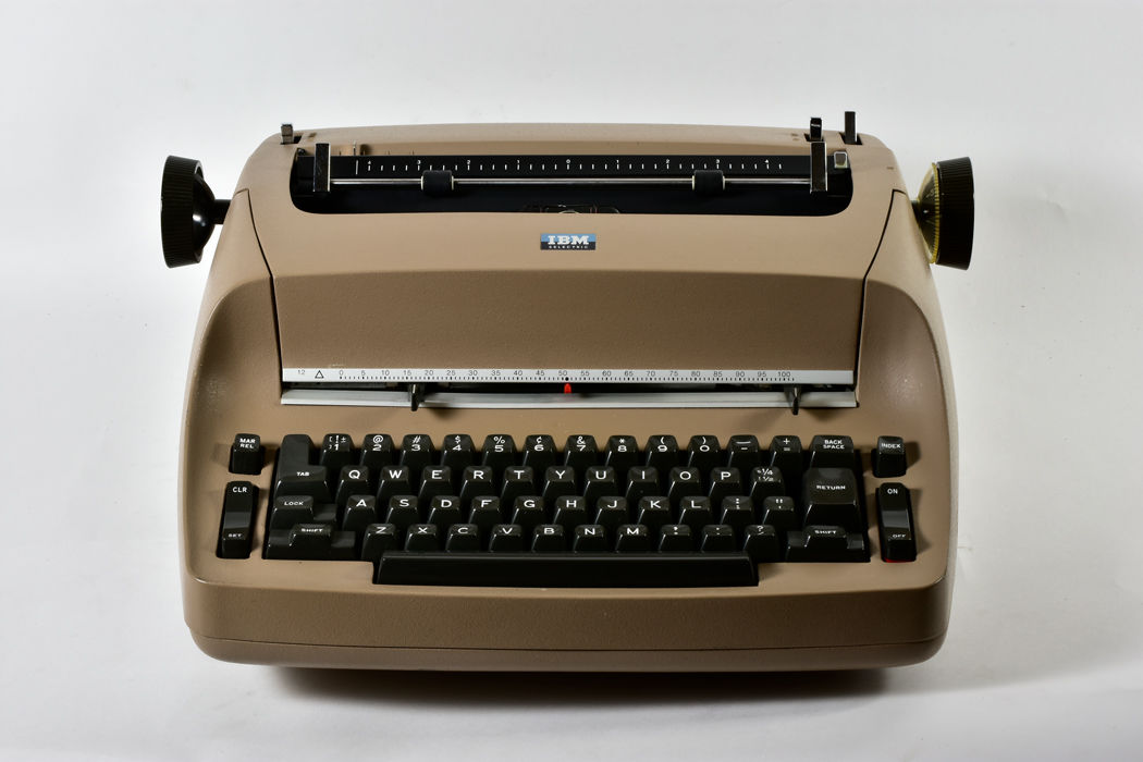 AntiqueTrader's tweet photo. ⌨️💌 Just His Type: A Love Letter to a Typewriter ✍️ An IBM Selectric, a summer school fling, and plenty of QWERTY magic—sometimes, love is just a keystroke away. ❤️ #TypewriterLove #VintageVibes #IBMSelectric #QWERTY
https://t.co/r0X3rGSDOL https://t.co/kOINYhiiGW